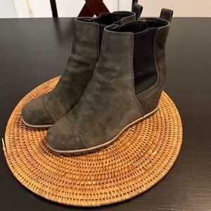 UGG wedge Stylish Grey Suede Ankle Boots size 11 women’s waterproof